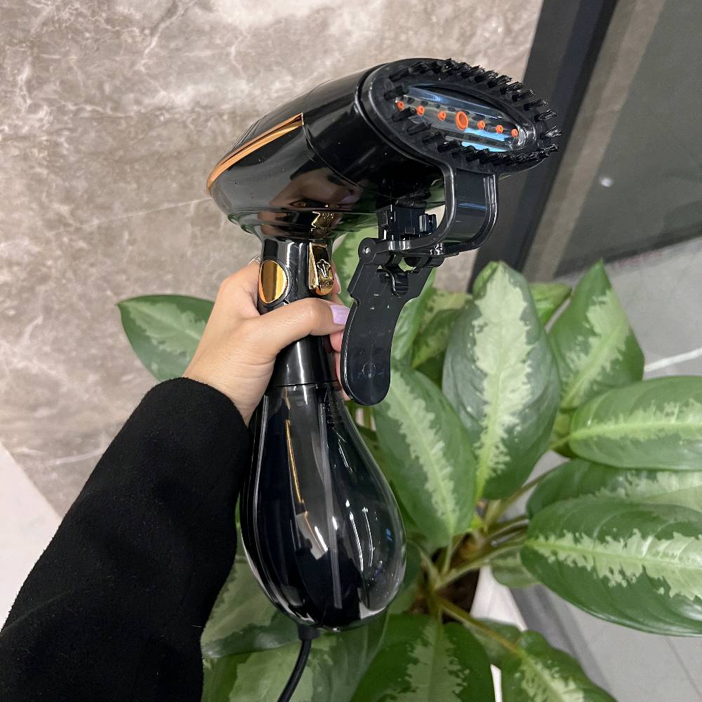 جهاز بخار يدوي للملابس RAF قابل للطي موديل R.1332

• جهاز بخار يدوي من RAF مخصص لكيّ وتعقيم الملابس والأقمشة بطريقة عملية وسريعة.

• يعمل بقوة 1500 واط ويوفر بخارًا مستمرًا وقويًا مناسبًا للاستخدام اليومي.

• تصميم قابل للطي يسهل التخزين والحمل أثناء السفر أو الاستخدام المنزلي.

• يدعم الاستخدام العمودي والأفقي لكيّ الملابس، الستائر، والأقمشة المختلفة.

• مزوّد بخاصية البخار المستمر مع مخرج بخار أمامي واضح.

• يحتوي على فرشاة إزالة الوبر والشعر لتحسين مظهر الملابس أثناء الكي.

• القدرة الكهربائية: 1500 واط
• الجهد الكهربائي: 220–240 فولت / 50–60 هرتز
• مؤشر تشغيل: نعم (Power Indicator)
• الملحقات المدعومة: فرشاة إزالة الوبر
• الاستخدام: الملابس، الأقمشة، الستائر

محتويات العلبة

• جهاز بخار يدوي RAF
• كوب تعبئة الماء
• فرشاة إزالة الوبر
• دليل استخدام
