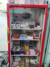 عارضات ورفوف للبيع الاتصال بالرقم التالي العامريه شارع المظيف ٠٧٨١٨١٨٥...