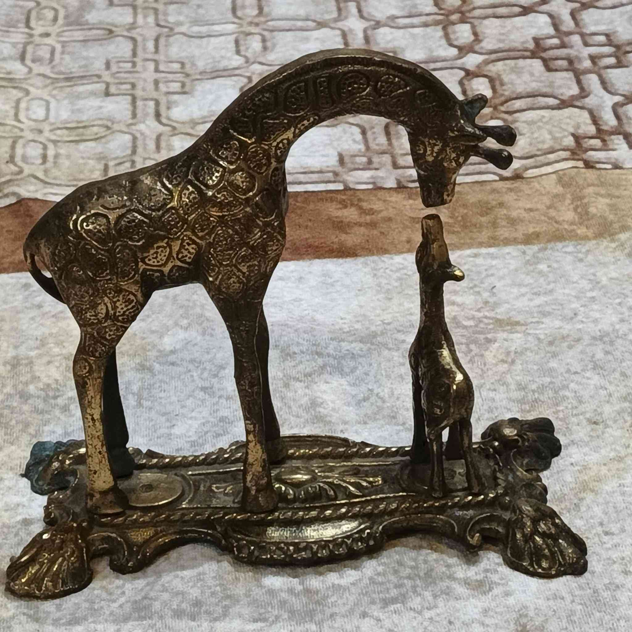 السلام عليكم هاي القطعه كامله  وحده  زرافة قديمه وزنه ثقيل من النحاس وكل ضرر مابيه السعر 35 الشراي يحجز عا  خاص ***********
