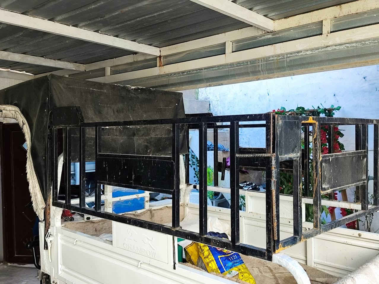 سلاو هاوڕیان کەپروجەمجەی سلیمانی عەصلی
زۆر بی عەیب شکاوی نیە بی عەیبە 
قفڵی 100هەزار   مشتەریت تیڵ بکە
***********
