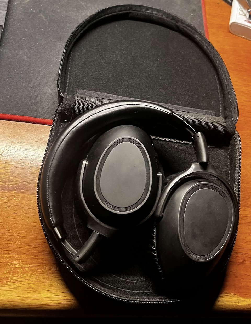 Sennheiser PXC 550 II 

حالة ممتازة

صارلها تقريبا سنة ونص عندي استخدام خفيف وغير متواصل لان عندي airbuds استخدمها ويايه وين ما اروح، تجي اشهر ما استخدمها اصلا ف قررت ابيعها لان جبت سماعات واير 

المواصفات:

• نوع السماعة: Over-Ear مغلقة (Closed Back)
• اتصال لاسلكي Bluetooth 5.0
• تدعم AAC و aptX و aptX Low Latency لتحسين جودة الصوت وتقليل التأخير
• نظام Active Noise Cancellation (عزل ضوضاء فعال)
• مايكروفونات مدمجة للمكالمات
• Touch Controls للتحكم بالصوت والموسيقى من الكوب مباشرة
• تصميم قابل للطي مع كيس حمل أصلي
• وزن خفيف ومريحة للاستخدام الطويل

الصوت:

• صوت Sennheiser المعروف بتفاصيل واضحة وتوازن جيد
• Bass نظيف وغير مبالغ به
• Vocals واضحة
• مناسبة للموسيقى والأفلام والسفر والمكالمات

البطارية والشحن:

• بطارية تدوم تقريباً من 20 إلى 30 ساعة حسب الاستخدام

• شحن عن طريق Micro-usb !!

مميزات إضافية:

• إيقاف وتشغيل تلقائي حسب وضعية السماعة
• Smart Pause عند إزالة السماعة
•دعم تطبيق  Smart control الخاص بsennhiser
• عزل ممتاز للأماكن المزدحمة والسفر
• أمكانية ربط جهازين في نفس الوقت

الحالة مثل ما موجود كدامكم بالصور وكل غراضها موجودة وياها وسماعات حلوة وبالعافية للي ياخذها .

توصيل بس داخل بغداد او تجي عندي تجربها على راحتك

سعرها يبدي من 100, اعلى عرض يجي ابيعله


**إذا كنت صاحب هذا الإعلان وتريد حذفه لأي سبب، رجاءا أرسل رسالة إلى الدعم الفني**