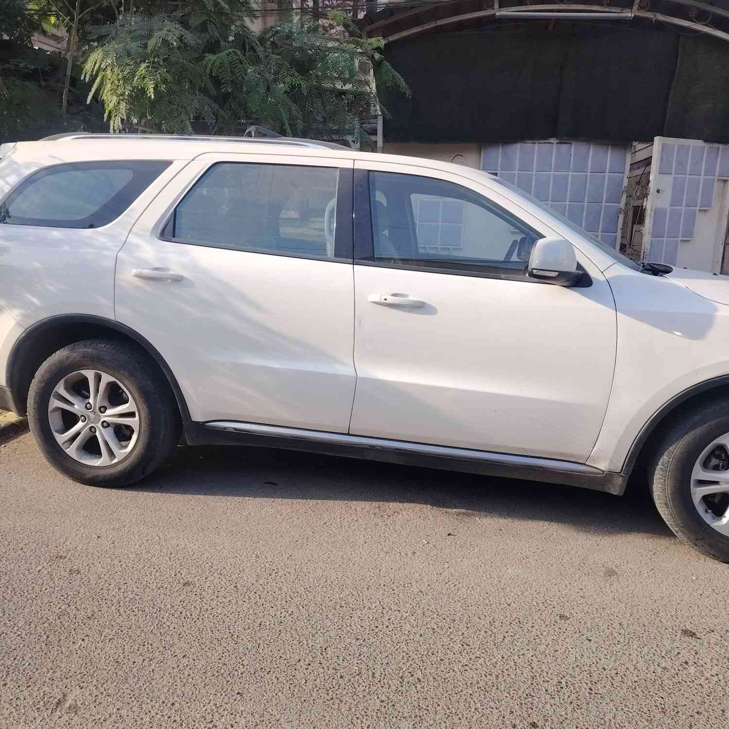 السلام عليكم ۔۔۔
دودج دورانكو 2011داخلة كلين وبالعراق صار بيها صبغ باب السايق ونص الوراه اثر شخوط  بأثناء دخولها من باب گراج البيت ۔
بيها مبدل گازكيت و مبدل الكير مال طبگه  مع العلم گيرها مبي شي بحيث بدله و بقى الصوت نفسه بعدين طلع بالرولة الامامية ۔۔
گيرها القديم مع التورباين مضموم تاخذه وياها ۔
السيارة من سنتها عند صديقي واني اخذتها منه ۔
مكانها العطيفية قريب جامع براثا۔
السعر 160 وبيها مجال للطيبين ۔۔
***********
