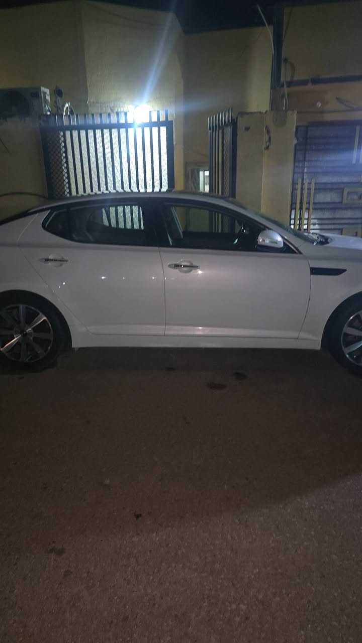 سلام عليكم سياره اوبتيما رقم بغداد بأسمي وارد خليجي مكينه دوش ٢٠٠٠ بصمه بانوراما مكينه وكير مكفولات السياره ماشيه ١٠٨
بيها شخوط باب السايق مامعدلهن حساسات كامرا خلفيةتخم تاير تايلندي. 
للاستفسار ع الرقم ***********
