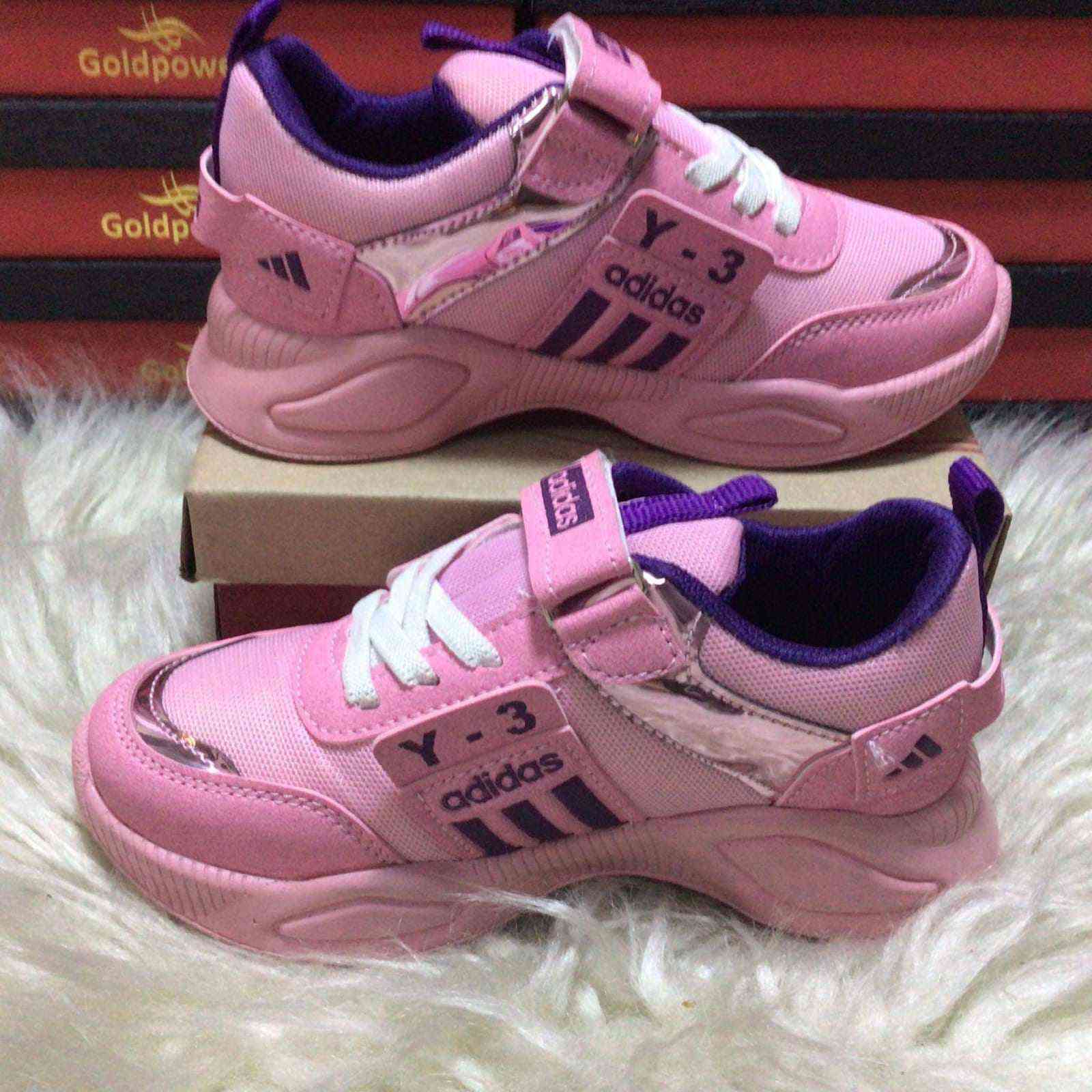 احذية رياضية صنع تركي درجة اولا ولادي وبناتي قياسات من ٢٦ -٣٤  اسعار مفرد بسعر الجملة ويوجد جملة للتواصل على رقم ***********
