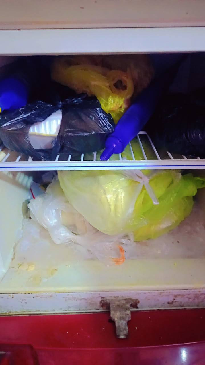 السلام عليكم ثلاجه للبيع تجميد قدامكم بالصوره عرضها 150 مكاني بغداد الانتصار قرب مستشفى حماد شهاب 
هاتف *********** واساب
