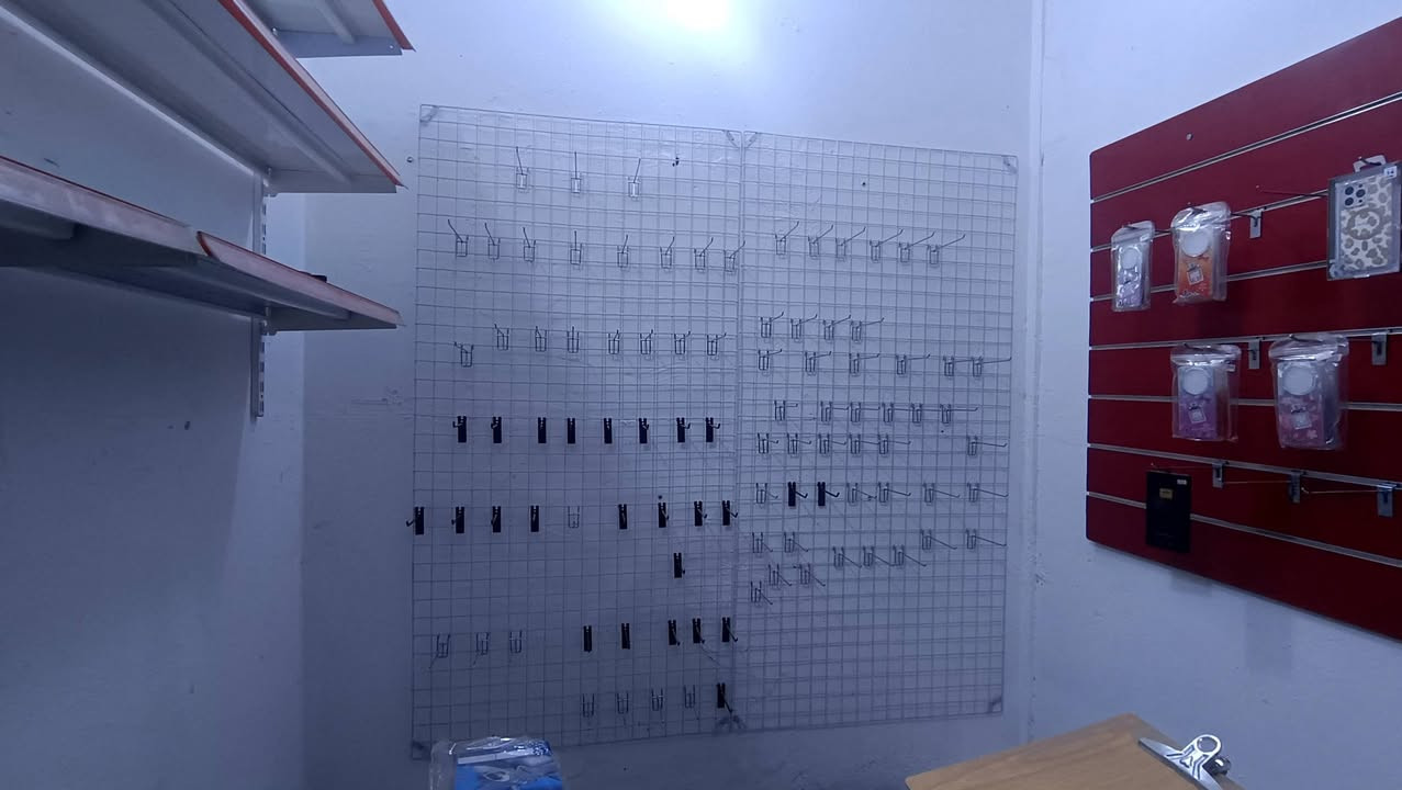 يوجد لدينا كفرات القطعه ب 500 دينار كفر ايفون ب 1000 سعر جملة 
6رفوف ب10الف ميز قطعتين ب50الف بوردات مع شيش 50الف بوردات سيم مع شيش 50الف وبيهم مجال ***********
