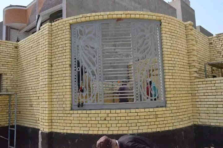 الرزق الحلال يكسر الظهر لكنه يجعلك تعيش مرفوع الرأس" تعني أن كسب الرزق الحلال قد يكون شاقًا ومتعبًا جسديًا (يكسر الظهر)، لكنه يمنح صاحبه كرامة وعزة نفس (مرفوع الرأس)، فلا يضطر للانحناء أو الذل، ويعيش حياة شريفة برغم قلة المال أو صعوبة العمل، على عكس الرزق الحرام الذي قد يكون أسهل لكنه يذل صاحبه، وهذا المعنى شائع في الثقافة العربية والتعاليم الدينية التي تقدس العمل الشريف والعفة، ويشير إلى أن العزة النفس أغلى من أي مال حرام، مشيراً إلى أن الرزق الحلال يرفع صاحبه عند الله، ويجعله مستقيمًا، وهذا المعنى يتوافق مع أقوال علماء كنجيب محفوظ وغيره, ويُنسب هذا المفهوم بشكل متكرر للأديب نجيب محفوظ وأمثال أخرى من الأدباء والمفكرين. صادق البديري شغلي واحد بل يوميه وعل دبل ولماعنده وحاير بي خير ودلل ***********
