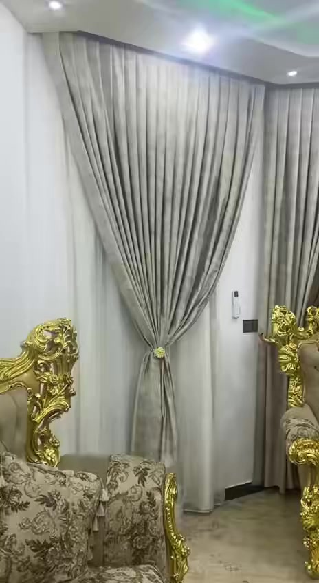 السلام عليكم تخم مصري ملكي زان
12 مقعد وياه طبله جبيره و 2 صغار نضافه 90 ٪؜ بلميه اخو جديد قبل سنه اخذنا 32 ورقه هسه اريده 20 ورقه لان مكان صغير  ماكفه المكان على تخم  واتصال ع رقم ***********  والمكان بغداد الزعفرانية
