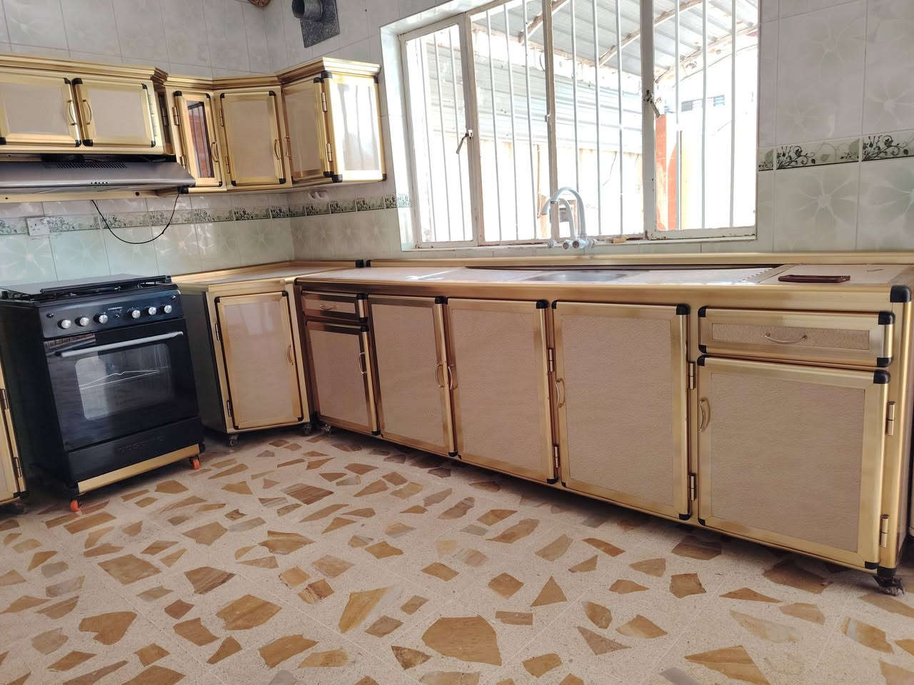 كاونترات المنيوم ثقيل  مستخدم نضيف جدا المكان موصل الجانب الايسر الاستفسار اتصال على الرقم ***********
