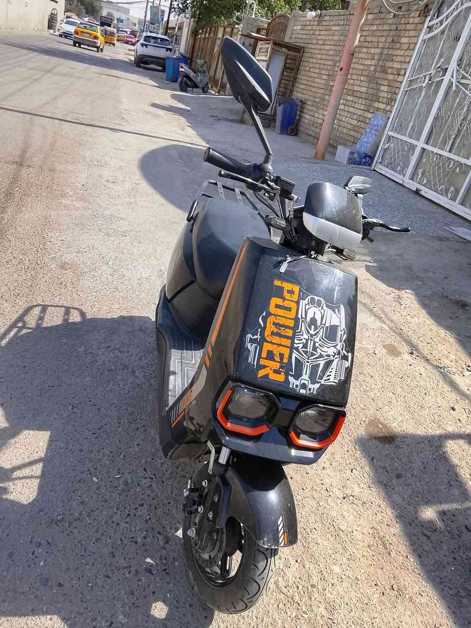 السلام عليكم دراجة شحن للبيع
بغداد 
التفاصيل ......
5 بطاريات 
3سرعات 
بصمه وسويج 
تشغيل عن بعد 
جهاز انذار 🔊
قفل سرعة 
سرعتها 50
تمشي 40 كيلو الشحنه الواحده 
اي نقص مابيها وسعرها مناسب 
للاستفسار ***********
موجود واتساب 💚
