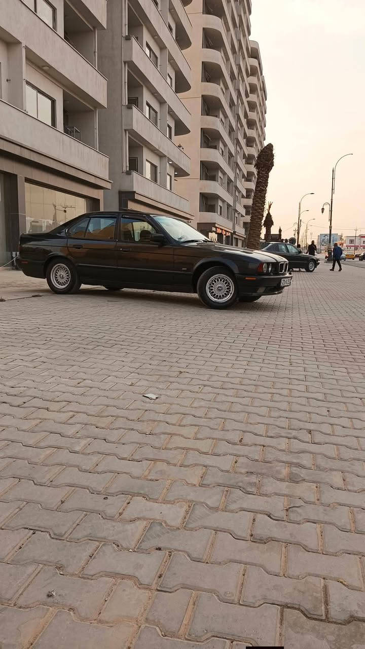 بي ام 525 اصل كبس عدل.موديل 1991. كير اوتوماتيك.تبريد شغال.سقف سلايت.تشغيل عن بعد. بجم عريض. 4جامات كهرباء. نظام سبورت ايكو شغال.بطاقة بنزين موجود. سنوية لحد 2027 .سنوية باسمي شرط تحويل.سعر65ورقة بيها مجال قليل. رقم موبايل *********** الشراي يخابر رجاء.مكان السيارة كركوك.
