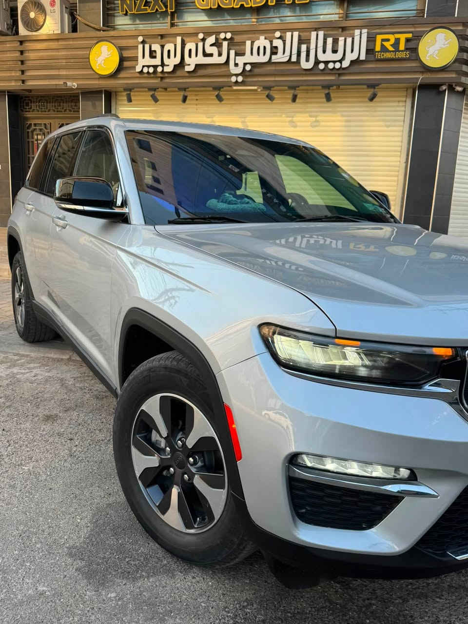 جيب كراند شيروكي هايبرد 2023 (( بدون اي نقص )) ‼️
بدون ايربالك  (برده وكشن فقط)

حادثه بنيد وجاملغ وباب  (٣قطع)
صور حادث داخل منشور 

‎🔴 خمسة راكب المرغوب👍

🔴 رادار 360 درجة

🔴  تحديد مسار  

🔴  تبريد قطعتين امامي + خلفي تحكم  

🔴 ️خمس انضمة قيادة 

🔴 بانوراما على طول السيارة

🔴 دفع رباعي. 

🔴 كير ماوس مع وضعيات القياده المختلفه للجبال والطرق الوعره والرمال والطين

🔴 شفتات ستيرن 

🔴 هاند بريك بصمه 

🔴 ️مقود جلد + تدفئة 

‏🔴  Reverse Tilt Mirrors المرايا  المائلة عند الرجوع 

مواصفات 

1️⃣ لايتات لد 

2️⃣ تدفئه  كشنات

3️⃣ شاشات دجتل  شاشه كبيرة مع نفكيشن GPS بدون نت 

4️⃣ كراسي خزن ميموري  

5️⃣ سستم صوت ALPINEو دمام خلفي بلادي 

6️⃣ تشغيل عن بعد

7️⃣ نظام محاكاة العجلة الذكي 

8️⃣ نظام ملاحة 

9️⃣ نظام قيادة ذاتية

سعره 265$

عنوان بغداد الكراده ساحه التحريات 

***********
