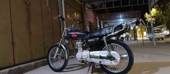 السلام عليكم اخواني دراجه رياضي للبيع موديل 17 فول رياضي شغال كامل جاهز سعر 200  عنوان العياضيه رقم تليفون ***********
