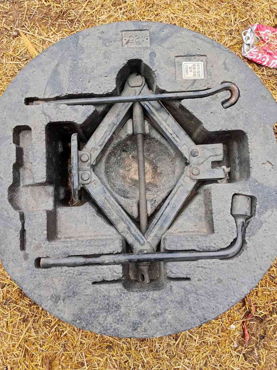 للبيع
جك معا الفلينة وكافة ادواتة العدد 10جكات 
اسبير العدد 5
السعر 20الف للقطعة 
سبير //20
جك//20
***********
