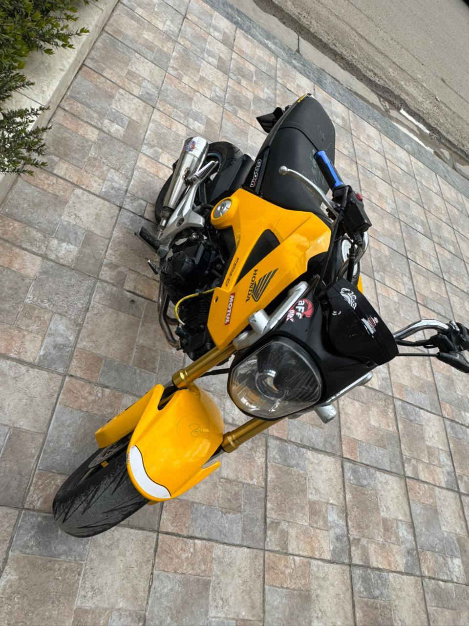 سلام عليكم دراجه هوندا كروم
مكينه بلاديه لا تبخير وتنقيص 

صالنصه رياضيه  طسه ناعمه اشاير شغال. 

ماشيه 35 الف  عنوان الشعب 
سعر 800 الف
نمر 4 
رقم ***********
