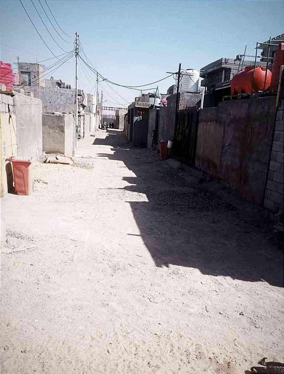 السلام عليكم اسعد الله اوقاتكم🤍

ملاحضه:البيت حاليا فارغ وجاهز للسكن 
🛑#دار سكن للبيع  بناء قديم 2014

# المساحه 170م

..................... 

🛑# نوع العقار طابو صرف زراعي بإسم عراقي

🛑# وكاله ومكاتبه نسخه من طابو

................... 

🛑# يتكون من غرفه2 كل غرفه 4×4وصاله وموزع واستقبال 6×4 ومطبخ وصحيات حمام في الداخل وتاليت في الخارج 

🛑#يبعد عن الشارع الداخلي السايدين  وقبه بو الجوزي مشي سيرا 5 دقائق أقل النصف كيلو  عرض شارع البيت 7 ونص متر  

🛑#  جميع الخدمات متوفره مدارس وماء و كهرباء و مجاري 

🛑# خلف البيت نهر بزل للمجاري ماتحتار بيهن 

🛑# العنوان البصره ابو الجوزي مقابيل قبه أبو جوزي  وتدخل بلفرع 

...................... 

🛑السعر 60 وقابل للتفاوض... 

🛑الاستفسار📞 *********** *********** البصرة, العراق
