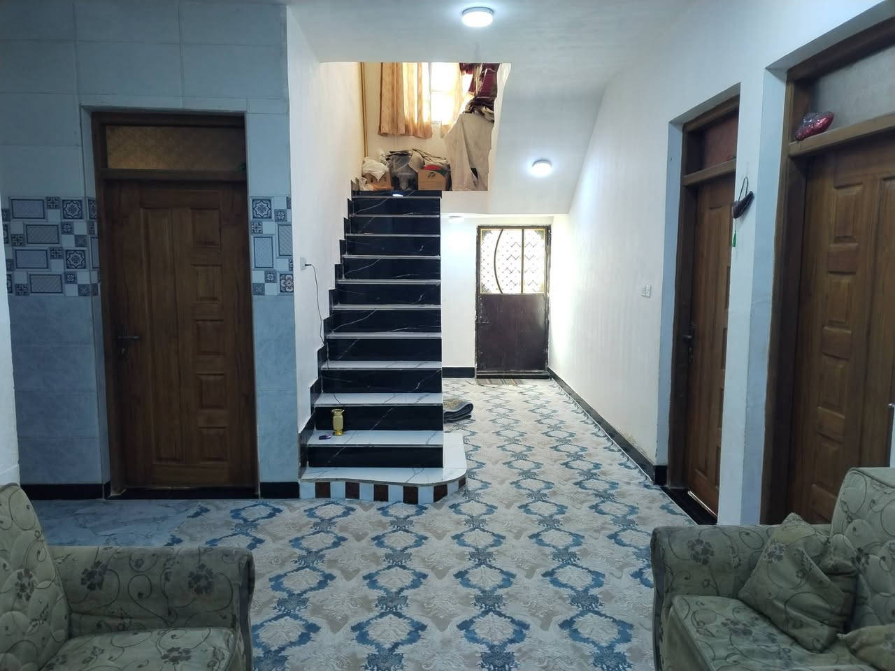 دار للبيع مساحة 250 يحتوي على استقبال وصاله ومطبخ غرفتين وحديقه لعنوان الصويره طريق المطار قرب معمل الحليب /. *********** /***********
