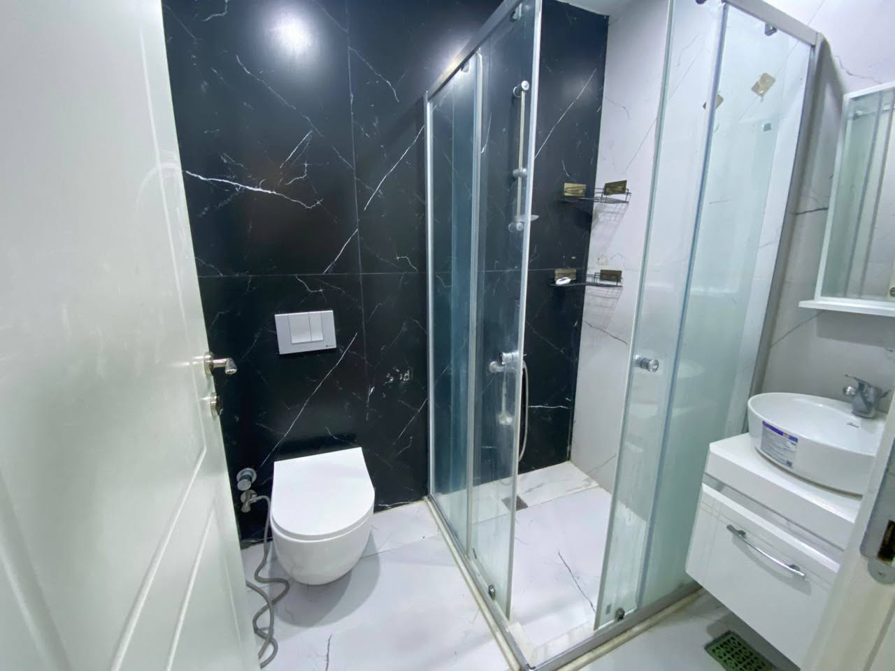 شقه للايجار منطقه الذهبيه
مجمع وايت تاور
غرفه صاله 
مؤسس جديد
سعر400$
على استفسار واتساب
***********
