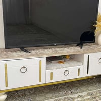 طاولة تلفزيون • للبيع