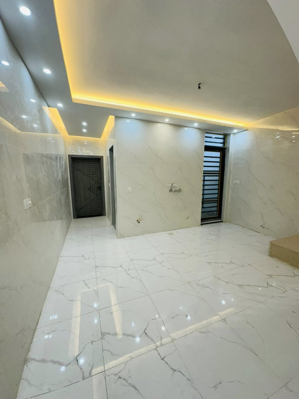 السلام عليكم 
دار مساحه 100 متر للبيع 
وجه 5 نزال 20 
طابو ملك صرف 
يحتوي على 
كراج و مدخلين و صاله و مطبخ و غرفه نوم وخدمات 

الطابق الثاني يحتوي على غرفتين نوم و خدمات و سطح 
الموقع الدوره ابو دشير قرب مستوصف التحدي 
الاستفسار الاتصال على الرقم
***********
***********
