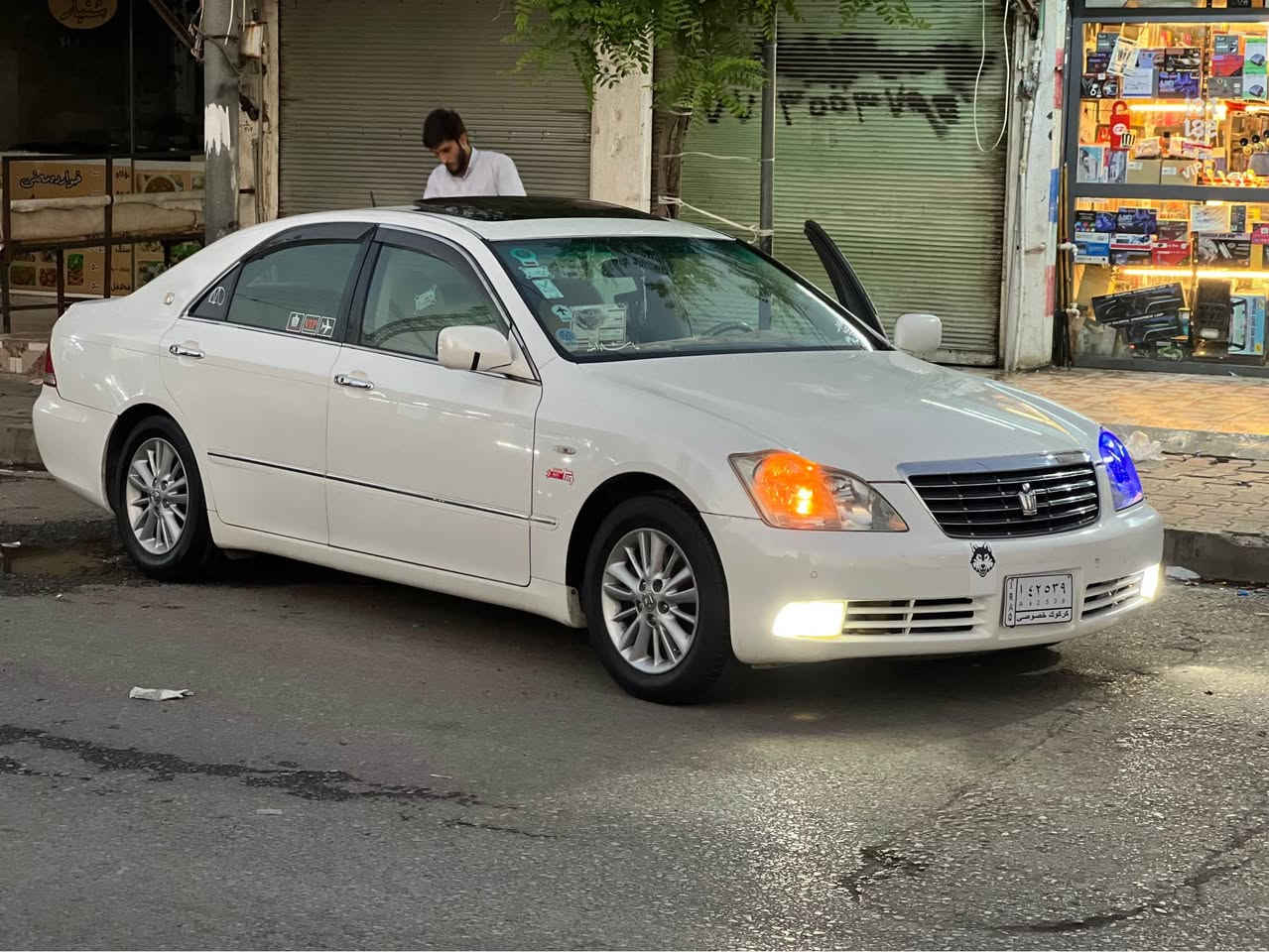 شوێن سلێمانی *********** 
*********** 
شاهینە مووس مۆدیل 2005 
180 بچووک بە بچوک ئاڵتونی بازاڕ 
سێ دووگمە
سڵایت 
پەردە 
تاعدل سورعە
ئاوینە شەفت 
کوشن کارەبا
ناو زەرد 
بریک بەسراوە 
جام هەڵ گێراوە 
تەبرید ساردوو گەرم
کامل مەسروف کراوە 
106 هەزار ڕۆشتووە
چوار تایەو ویلی لۆکی لە ژێرە 
شوین مووسی بۆیاخە لەگەل یەک دەرگا.
کودی نیە السليمانية, العراق
