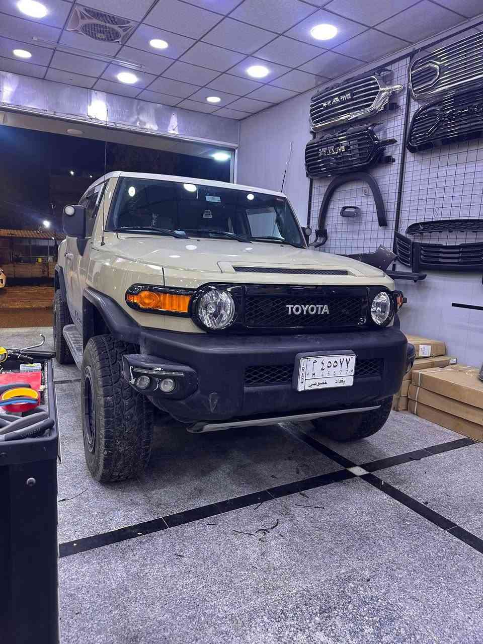 السلام عليكم 
Toyota FJ للبيع 
موديل 2012 
السياره ماشية 117 حقيقي 
كفاله من الصبغ 
السيارة مرفعه وعليه حداده off-road remdax و profender 
تاير حجري نظيف وويل beblock 
للبيع السعر 265 وبيه مجال بسيط
***********
