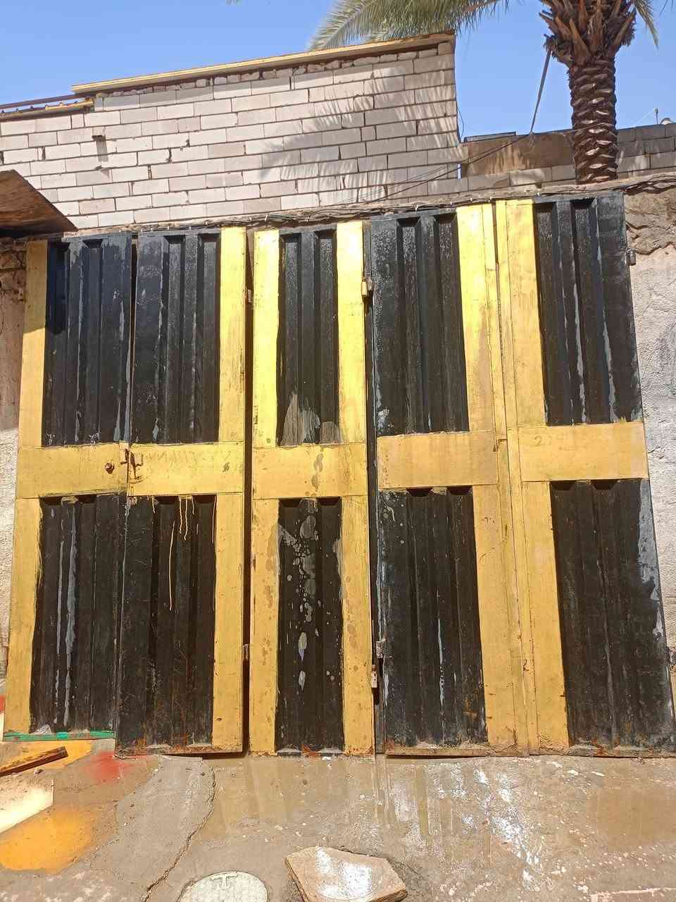 السلام عليكم
باب دفتريه للبيع الارتفاع 3 اله ربع والعرض 3 
السعر 300 الف قفل 
الاتصال على الرقم ***********
