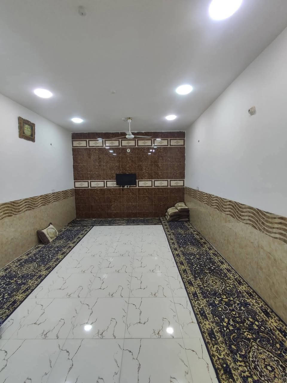 بيت طابو صرف للبيع
المساحة ..200م طابق ونصف 
يبعد عن الوجه 100متر 
شارع 12 
خدمات ماء وكهرباء 
العنوان..السفحة الثانيه 
يحتوي على 4غرف نوم مساحة كل غرفه 4*5
صاله 4*8
مطبخ 4*5
استقبال 8*4
حمامات 2 
صحيات 2
يباع نقد أو مبادره 
***********
