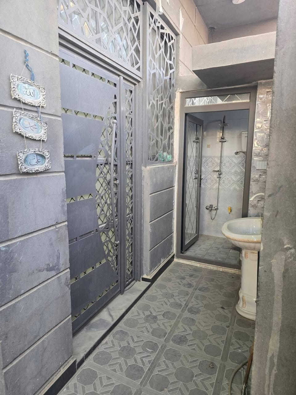 بيت للايجار تقيه الثانيه شارع 20 يتكون من غرفه مطبخ صاله استقبال مجمع صحيات سعر 300 قفل استفسار المراجعه الواتساب***********او اتصال رجاء مكتب العاصمه للعقارات والمقاولات العامه العنوان ديوانيه ساحه الاحتفالات قرب قاعه ولاء الايطالي***********
