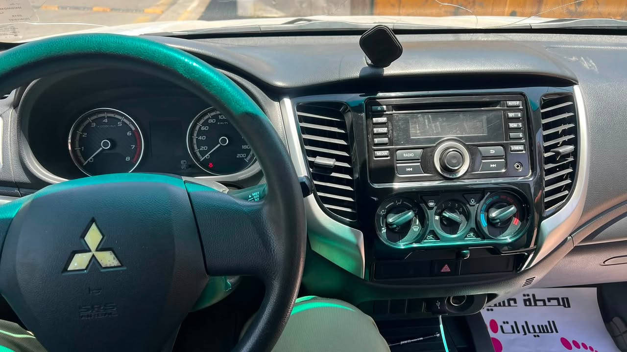 #للبيع | ميتسوبيشي L200 موديل 2019 (بيك آب دبل قمارة)
السلام عليكم.. سيارة بيك آب ميتسوبيشي L200 موديل 2019 ممتازة وجاهزة للاستخدام (رقم بغداد - حمل)، معروضة للبيع بالمواصفات والتفاصيل التالية:
المواصفات والحالة:
 الموديل: 2019
 المحرك: محرك بنزين بحالة ممتازة ونظيف جداً (كما موضح بصور المحرك).
 العداد (المسافة المقطوعة): 124 ألف كم فقط.
 الناقل (الكير): مجفت حديثاً وجاهز (بحالة ممتازة).
 الداخلية: نظيفة جداً والكوشات مخمل بحالة الوكالة مع تبريد شغال وممتاز.
 الحادث: مكفولة من الحادث والصبغ (السيارة نظيفة جداً وبدن متناسق).
الملاحظات (للأمانة والشفافية):
1. توجد طعجة بسيطة في الجاملغ الأيمن (موضحة بالصور).
2. كفر مرآة السائق مكسور ويحتاج تبديل فقط.
السعر المطلوب: 150 ورقة (15,000$ دولار أمريكي).
السيارة متواجدة في بغداد، للمزيد من التفاصيل أو المعاينة يرجى التواصل عبر الرسائل أو الاتصال على الرقم: ***********
