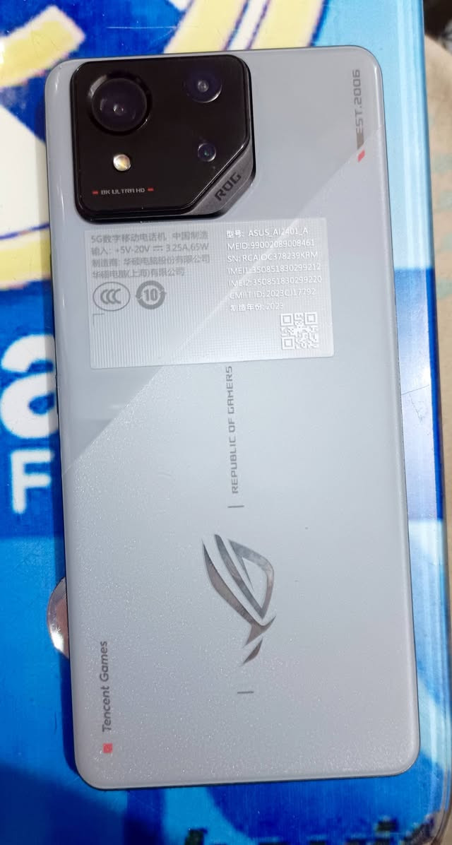 السلام عليكم شباب، متوفر للبيع هاتف Asus ROG Phone 8🔥

 الجهاز غني عن التعريف، أقوى جهاز للالعاب وبحالة ممتازة جداً🔥

المواصفات الأساسية للجهاز:

المعالج: Snapdragon 8 Gen 3 معالج خارق بتردد 3.3GH ومزود بمعالج رسوميات Adreno 750  (يشغل أقوى الألعاب بأعلى دقة وسلاسة 120 فريم وبدون أي لاك)🔥

الذاكرة العشوائية (RAM): 16GB (أداء سريع جداً بالتنقل بين التطبيقات والالعاب الثقيلة)🔥

ذاكرة التخزين: 256GB🔥

الشاشة: AMOLED بتردد 165Hz بصمة مدمجه بلشاشه + بصمه وجة (سلاسة خيالية واستجابة سريعة جداً باللعب)🔥

النظام: أندرويد 14 (أحدث إصدار)🔥

البطارية: 5500mAh 65 wوتدعم الشحن اللاسلكي السريع🔥

الصوت: سماعات ستيريو محيطية مجسمة ونقية جداً🔥
الكامرة : فويه جدا تصوير 8k ٣٠ فريم وال4K ٦٠ فريم 🔥

ملحقات ونظافة الجهاز:

الجهاز نظيف جداً وأخو الجديد (مثل ما موضح بصورة النظام)🔥

[ويا كارتونته والشاحن الاصلي ].

السعر: [ قيم بما يرضي الله ] (اني العام اشتريته بمليون و ٤٠٠).
المكان: بغداد / [ حي الجهاد/ حي الاساتذه].

المتواجدين والشراية الي يعرفون قيمة هذا الوحش، الي يحب يستفسر يراسلني خاص أو يتصل على الرقم: [ ***********
*********** ].
متوفر واتساب أيضا
