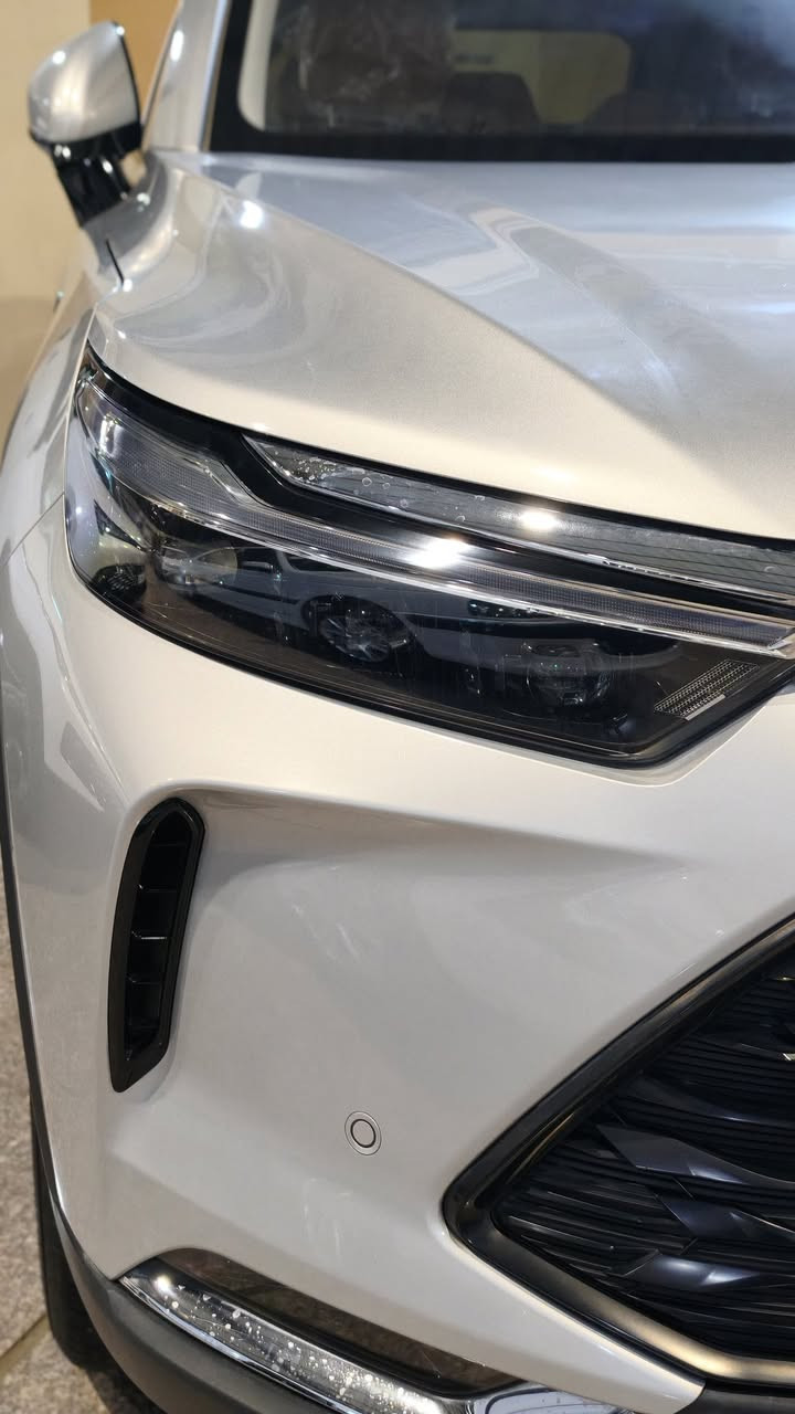 🏎️ أداء ياباني وألماني موثوق:
المحرك: 1.5 لتر تيربو من MITSUBISHI (قوة 185 حصان).

ناقل الحركة: 7 سرعات من شركة AISIN اليابانية.

نظام التعليق: من شركة BOSCH الألمانية لثبات لا يضاهى.

ضمان حقيقي: 6 سنوات على المحرك وناقل الحركة (القير).

🛡️ أمان ومتانة بتقنيات عالمية:

هيكل صلب بنسبة فولاذ 70% (بتقنيات Mercedes-Benz).

رادار تفاعلي، تحديد مسار، ومثبت سرعة ذكي.

نظام كاميرات 360° مع داش كام (تسجيل رحلات) مثبت مسبقاً.

تحذير النقاط العمياء، مانع انزلاق، وتنبيه تصادم.

👑 رفاهية الدرجة الأولى:

داخلية جلد فاخرة مع مقاعد بتهوية وتدفئة (وتدفئة للمقود).

كرسي سائق كهربائي مع ذاكرة لوضعيات القيادة.

إضاءة محيطية (Ambient Light) ساحرة + إضاءات ترحيبية.

صندوق خلفي كهربائي، وسايد بريك كهربائي مع Auto Hold.
***********
