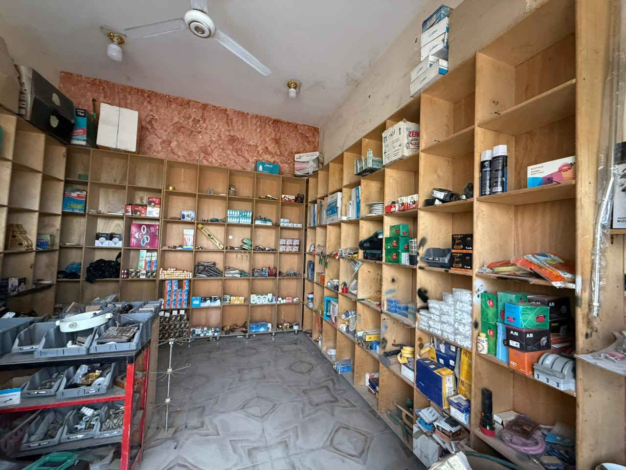 غراض محل انشائيه وكهربائيات 
ورفوف للبيع 
مكان الخاجيه شارع ٤٠ شارع علاء ماركت 

***********
