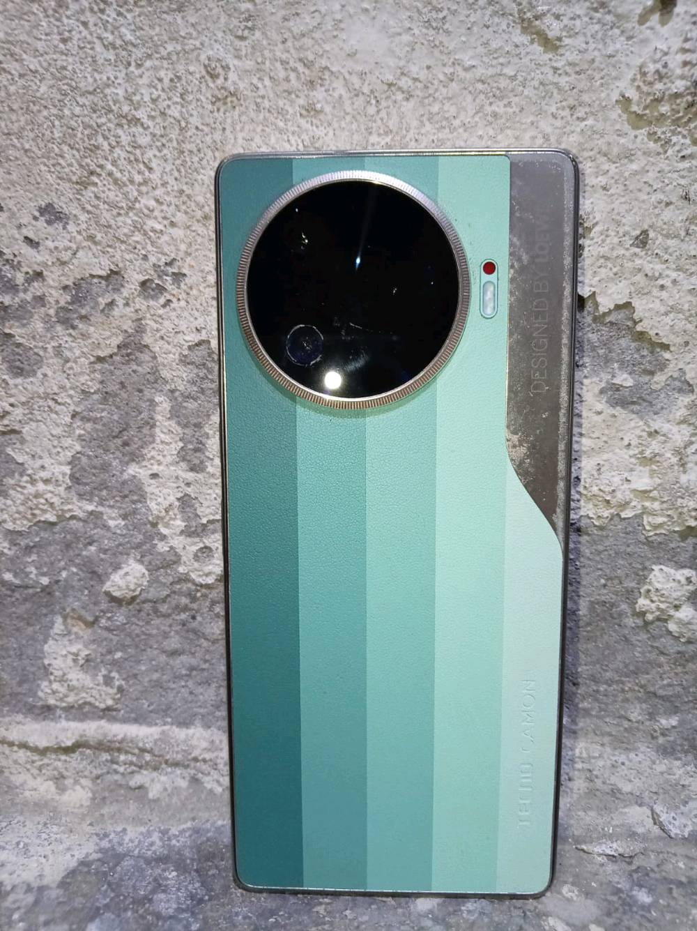 هاتف Tecno Camon بحالة جيدة مثل الجديد، يتميز بتصميم أنيق ولون جميل. الكاميرا الخلفية بدقة عالية تضمن لك صور رائعة دائمًا. الجهاز يعمل بكفاءة ويأتي بدون أي خدوش أو أضرار.
