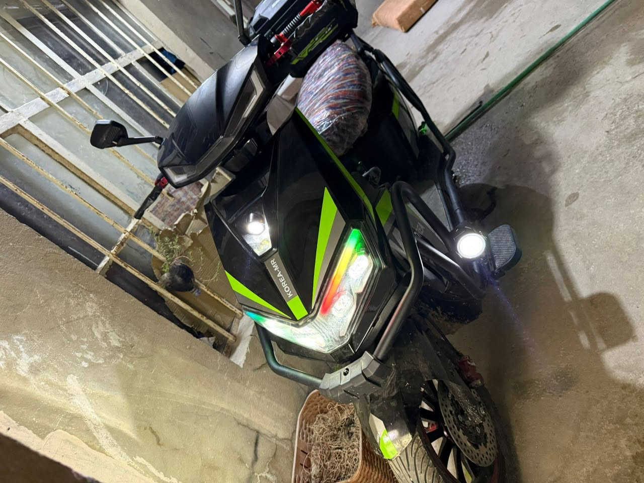 سلام عليكم من رخصت ادمن 
كوري جديد استخدام سبوع للبيع 

كامل مواصفات تشغيل بعد وكرت وسويج 

6بطاريات سرعه 120 

السعر المطلوب 850 بي مجال قليل ***********
***********
