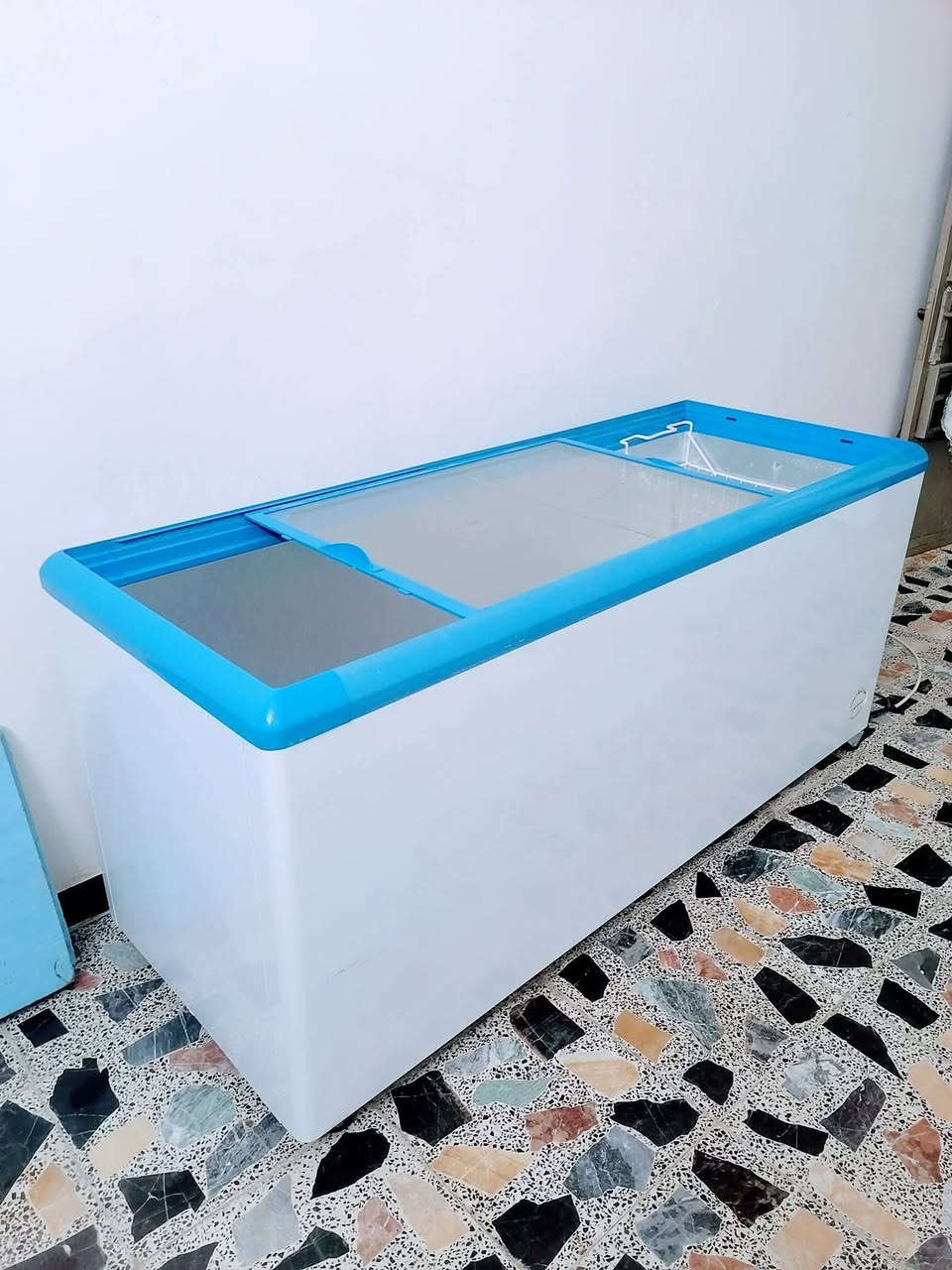 عارضات للبيع عدد 5 اخوات نفس الشكل ايكور الاصلي مامصلحات نضافة 100/100 تبريد فول+ مجمدات عدد 2 اخوات حجم 16 قدم +مجمدة حجم 20 قدم مامصلحات مكاني بغداد مدينة الصدر للاستفسار الاتصال على الرقم التالي ***********
