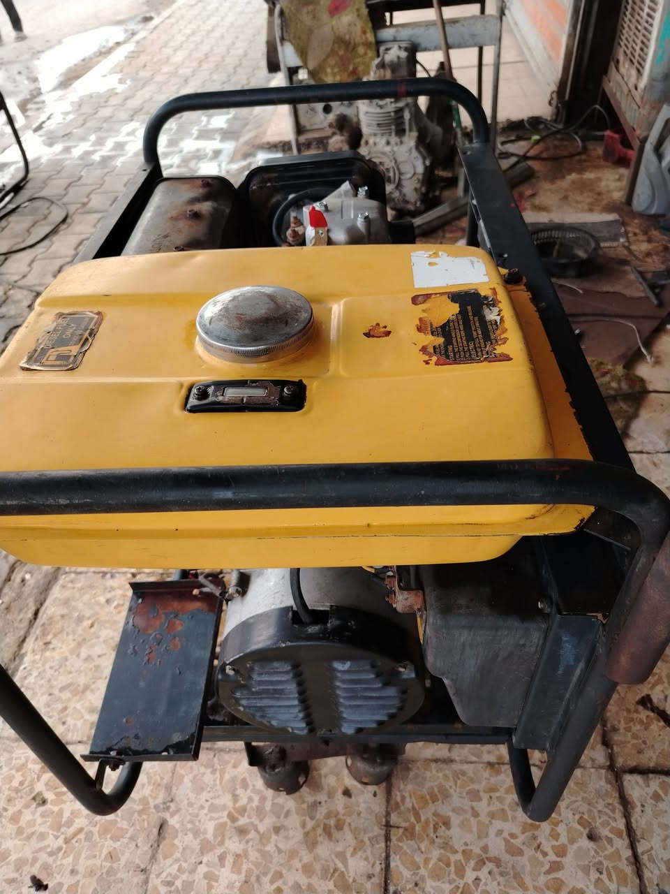 سلام عليكم مولد كاز كيبور النجوم ٢٥ انبير الباب الاول اخو الجديد لا مفتوح ولا مصلح شغال وعلفحص ملف نحاس وبلاد دبدوب نقص فقط باتري شراي *********** #للجميع
