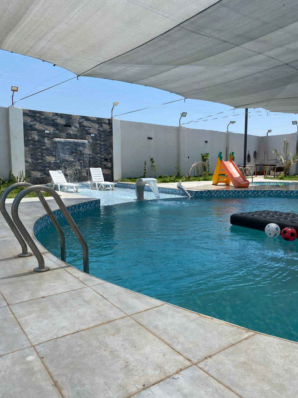 مزرعة ورق توت موثقة بتطبيق( اجرلي ) للاستفسار الاتصال ع الرقم التالي *********** 
يرحب بلوضيوف الكرام
مسبح كبير ومسبح للاطفال 🏊🤽
غرفتين نوم 🛌
صالة كبيرة 🧑‍🎄
صحيات داخلية خارجية 🛀
مطبخ متكامل 🍽️🔪
العاب للكبار فيشة منضدة وبلياردو 🤽🏂🏋️
العاب للاطفال 🚴🤸
بستان انواع الفواكه🌲🌳
