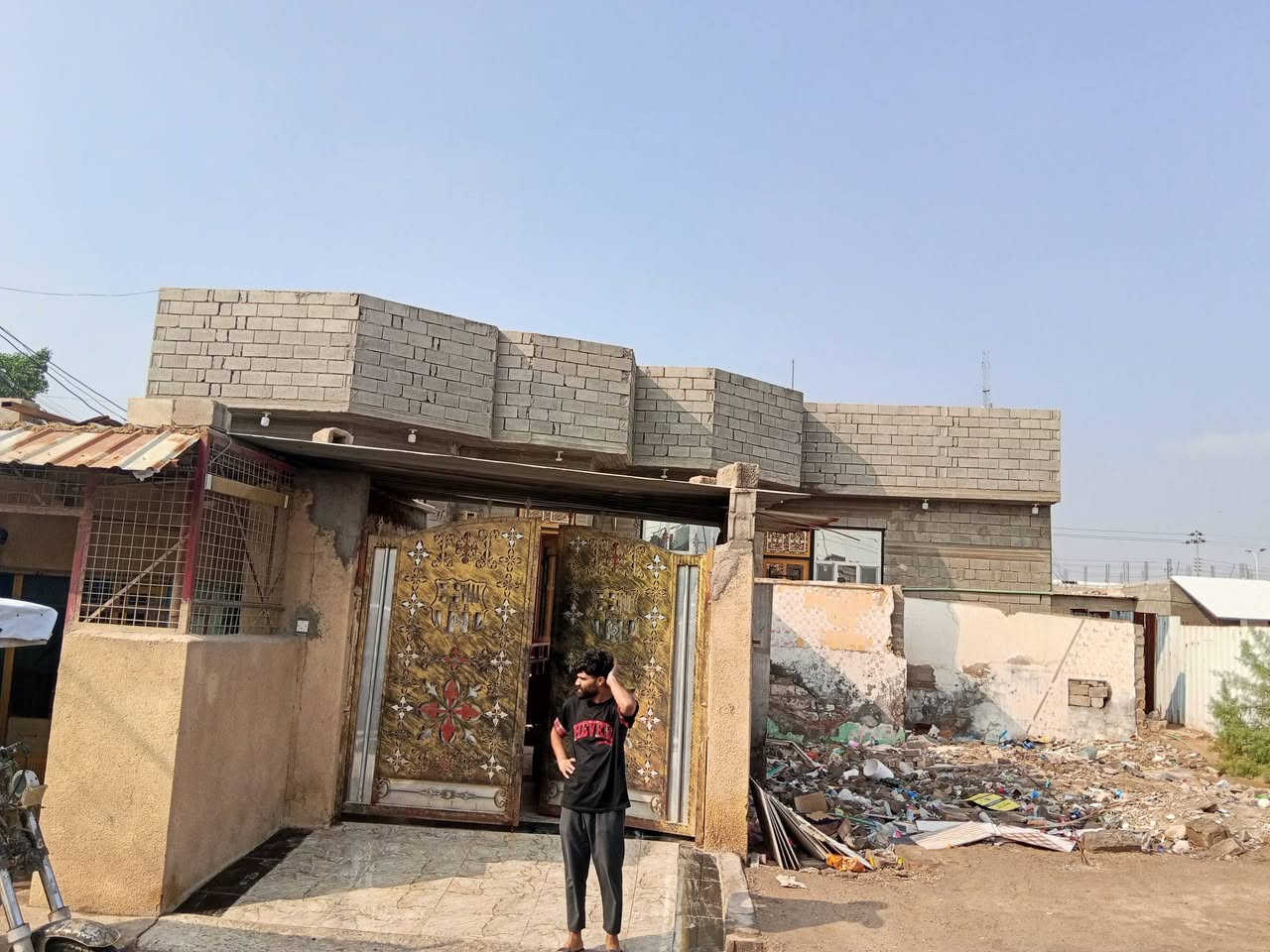 بيت للبيع وقف سني مسجل اصولي 

في قضاء ابو خصيب منطقة شارع المقيمين 

المساحة 450 متر 

يتكون البيت على ثلاث غرف وصاله ودوانية ومطبخ وحمام داخلي وحمام خارجي 

البيت كونكريت 

السعر 120 مليون وبي مجال 

الي حاب يشتري يتواصل على هاذا رقم 

***********
