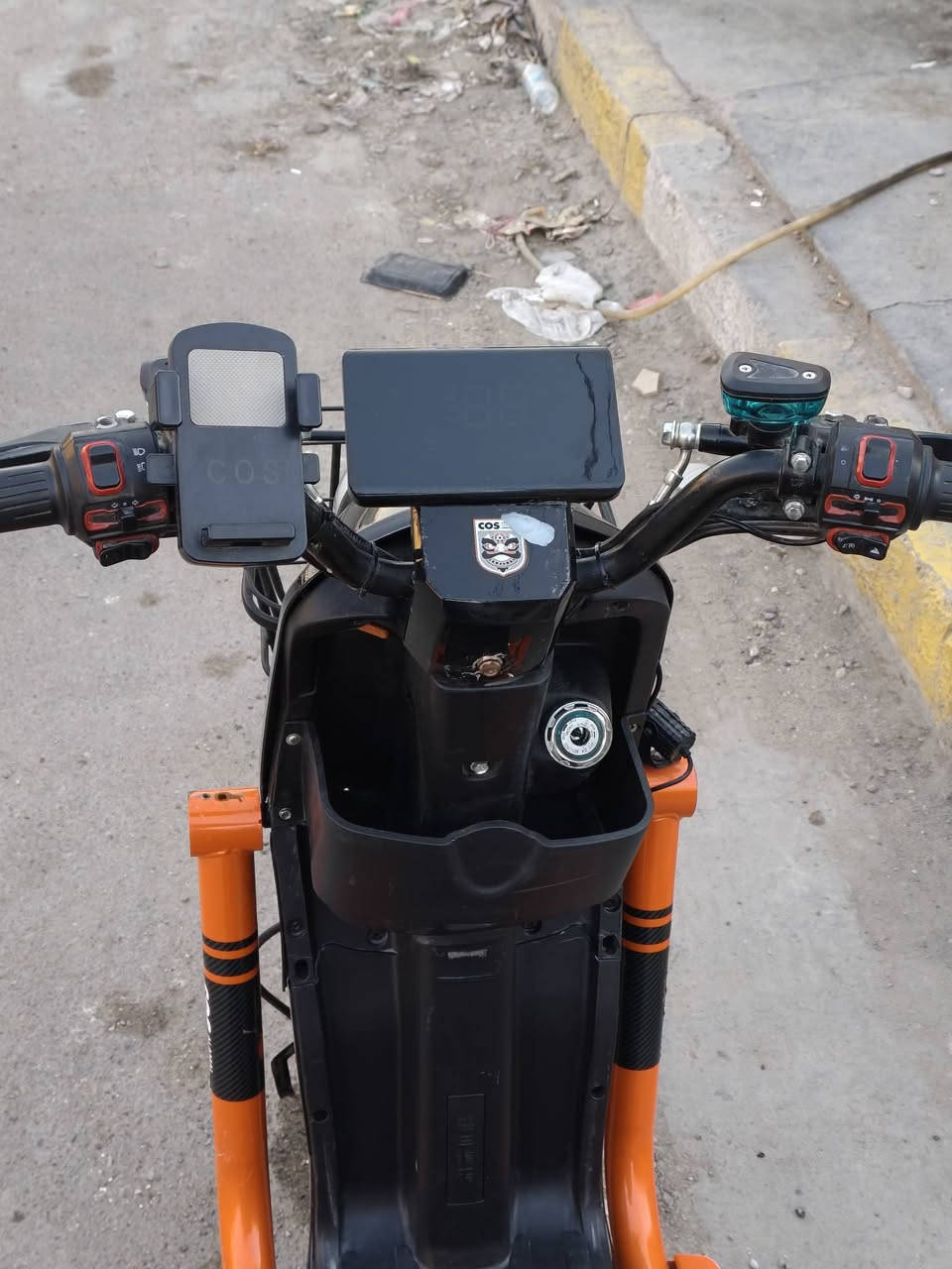 إسلام عليكم دراجه للبيع x900 الدراجه نضيفه نقصها بس دسكات خلفيه الفج موجود كهربائياتها كلها شغاله اشاير عالي ناصي دبل اشاره بصمه بطارياتها صارلي ٣اشهر من شديتهن سعرها 350وبيها مجال رقم الهاتف ***********
