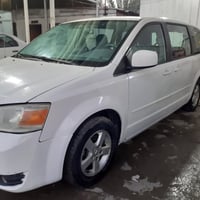 كرفان ٢٠٠٨ محرك ٣٨٠٠ كير ٦ نمر تبريد ٣ قطع كشنات سياحي منفصل فرس سقف و...