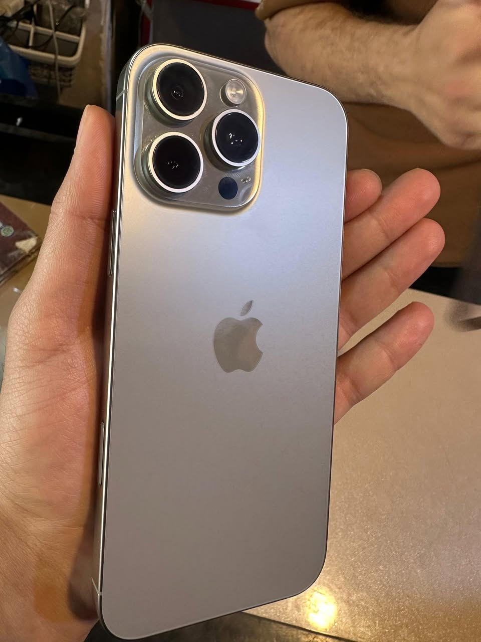 سلام عليكم iPhone 16 pro max لون تيتانيوم..شرق أوسط ماستر بعده داخل الضمان الجهاز جديد ومكفول حتى من كلشي بطارية 100‎%‎ كامل هوة وملحقاته 
السعر مليون و450 )
***********
