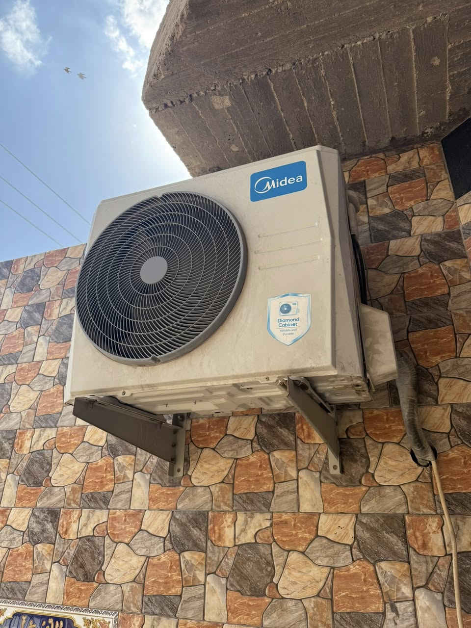 سلام عليكم سبلت عدد ثنين واحد كنتوري ميدية والثاني جداري ثنينهم شغالات والحجم طنين الكنتوري ب 400 الف والجداري ب 350 الف 
وعندي هذني الزوج مال ثريات رايدهم ب 45 الف للأستفسار ***********
