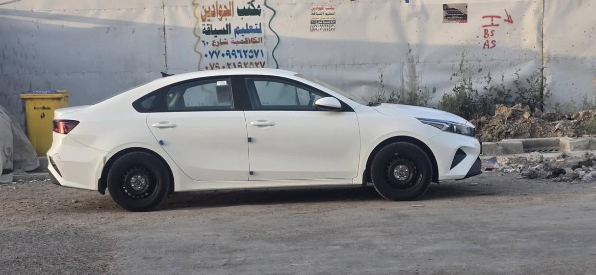 كيا سيراتو ٢٣ ماشيه ٥٦ الف كيلو مكينه ٢٠٠٠ سياره بيه بارد فقط موجوده صوره البارد  مواصفات عاديه مراوس بكورلا هايبرد ٢٠٢٥ او للبيع ١٦٥ ***********
