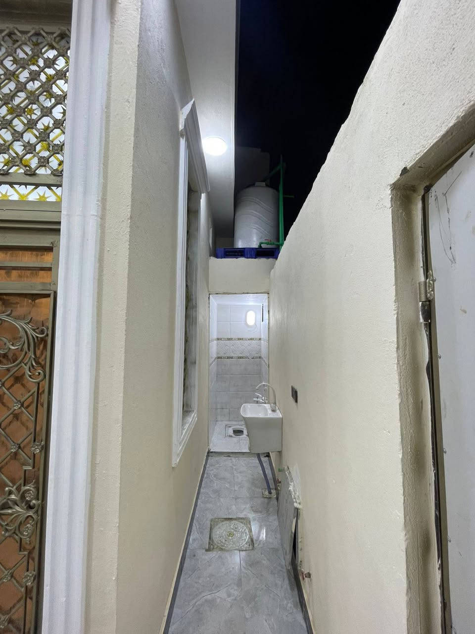 واسعد الله اوقاتكم بكل خير احبتي
***********
يتوفر دار سكن للبيع 

المساحه لكليه 100 متر مربع  ركن علاه شارعين كل شارع 10 متر 

نوع العقار طابو زراعي عراقي 

سند ٢٥ ول مالك عراقي تتكاتب ويا ابوالطابو مباشرتا

يتكون من غرف نوم عدد 2
استقبال 
صاله
مطبخ 
 مجمع صحيات داخليه وخارجيه 

البيت كامل من جميع الملحقاته 

بناء جديد 2025

فارق جاهزة للسكن تستلم بيتك عند المكتبة مباشر 

العنوان البصرة قضاء ابي الخصيب 

ابو كوصره غرب مدرسه الفتكار 

تبعد مسافة عن شارع ابو كوصره 100 متر 

منطقة روعه جميع الخدمات ماي كهرباء شارع 10 متر 

السعر  65وبي مجال

للاستفسار لاتصال ***********
