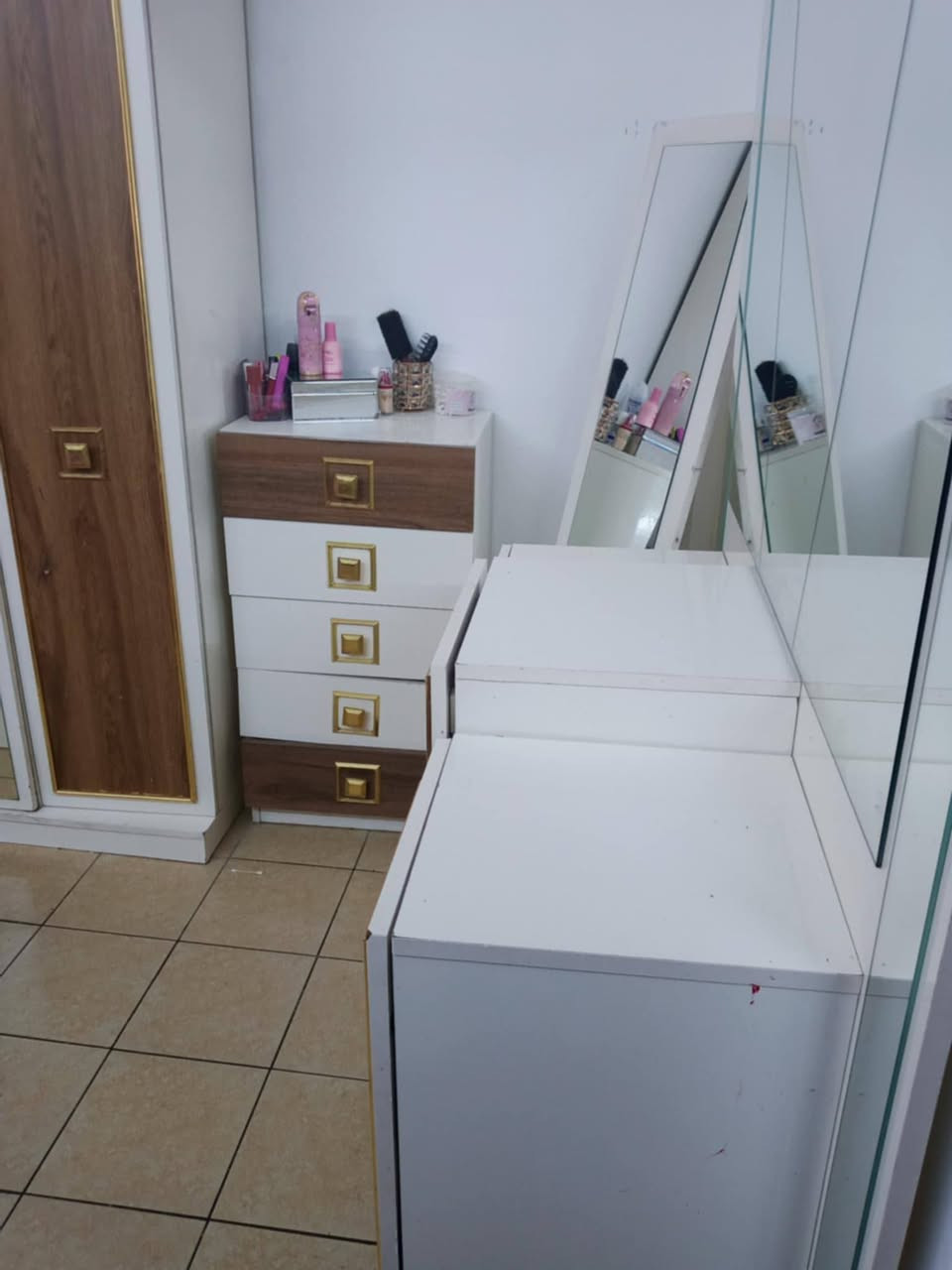 غرفه نوم تركيه 
اخت الجديده 
سعر 600


**إذا كنت صاحب هذا الإعلان وتريد حذفه لأي سبب، رجاءا أرسل رسالة إلى الدعم الفني**