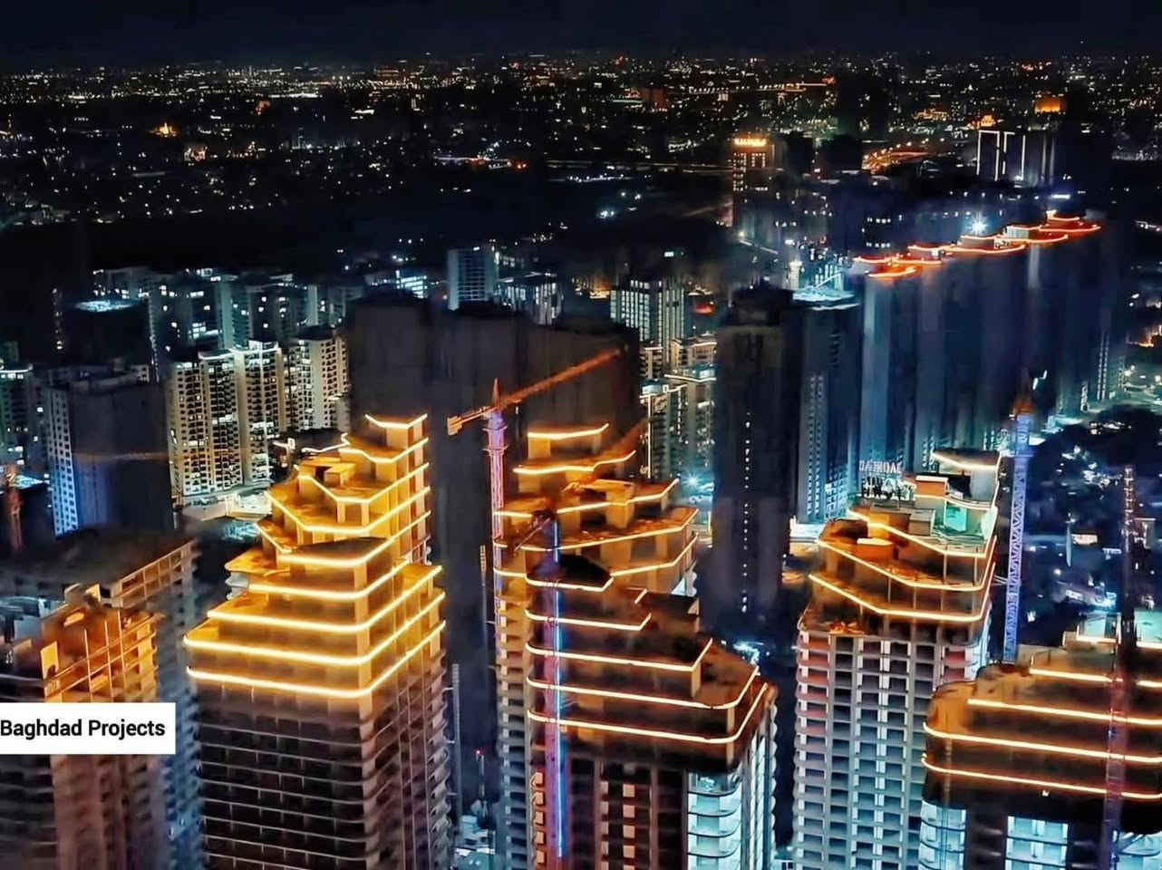 شقة للبيع في مجمع داون تاون بغداد بالمنصور بالبيجية  
قرب مطار المثنى 
مساحتها 220متر تحتوي 3 غرف نوم وصاله ومطبخ وخدمات  
تقع في طابق 14 بناية E اطلالة خارجية
البيع بالتقسيط حسب الجدول … 
واصل 162 مليون من المبلغ الكلي و الباقي 290 مليون تدفع على شكل جدول بالتنسيق مع الشركة و بدفعات نصف سنوية 36 مليون كل دفعة .. 
التسليم بداية سنة 2027 
سعر المتر مليونين و ١٠٠ الف 
علما ان سعر المتر الحالي مليونين و٤٥٠ الف
متوفر واتساب
***********
