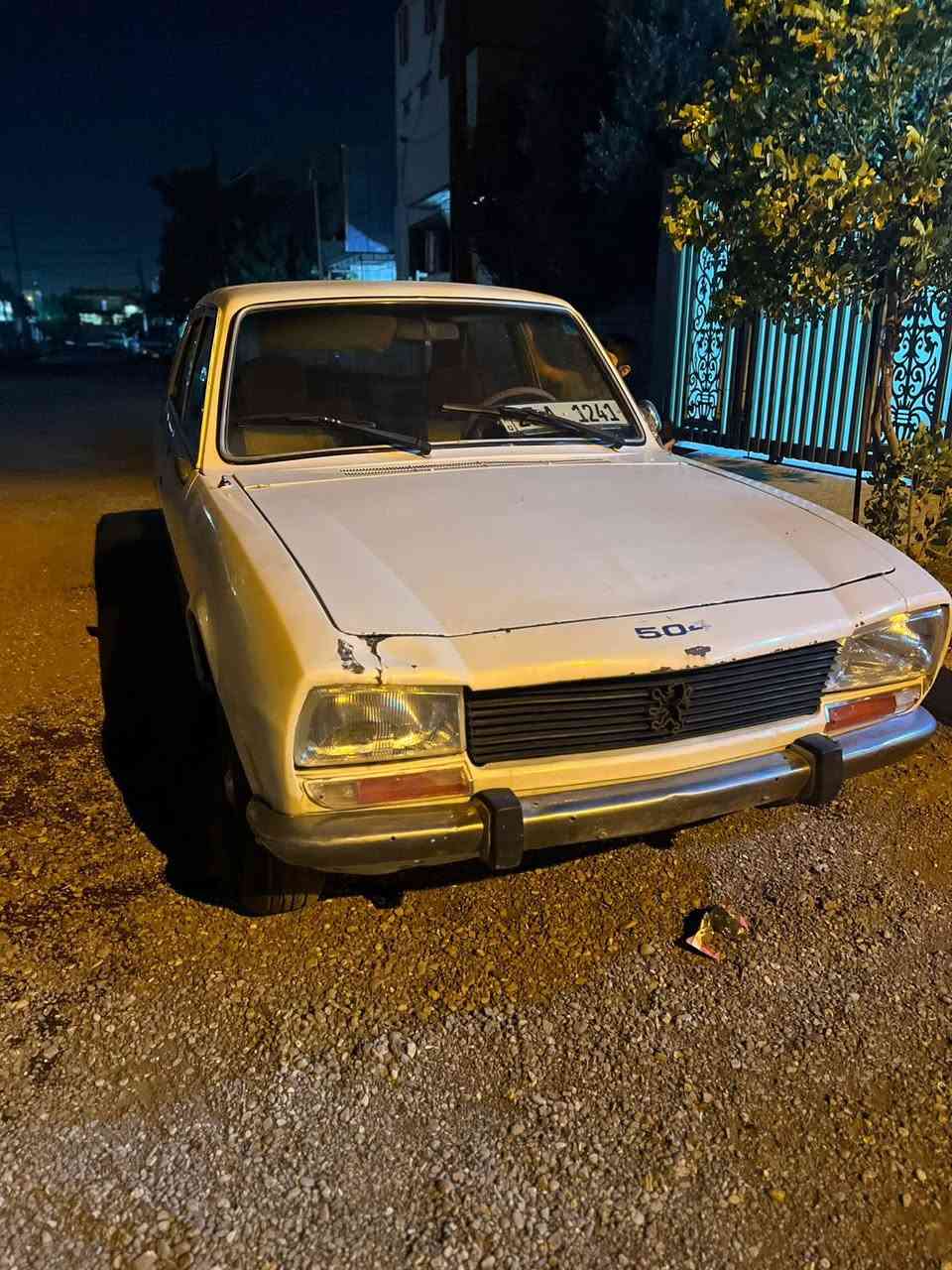 سلام عليكم للبيع بيجو موديل ١٩٨٢ شرط تحويل سنويه ورقم جديد مكينه وكير شرط مصبوغ عام جماليه وسعر ٥٠ ورقه وبيها مجال رقم ***********
