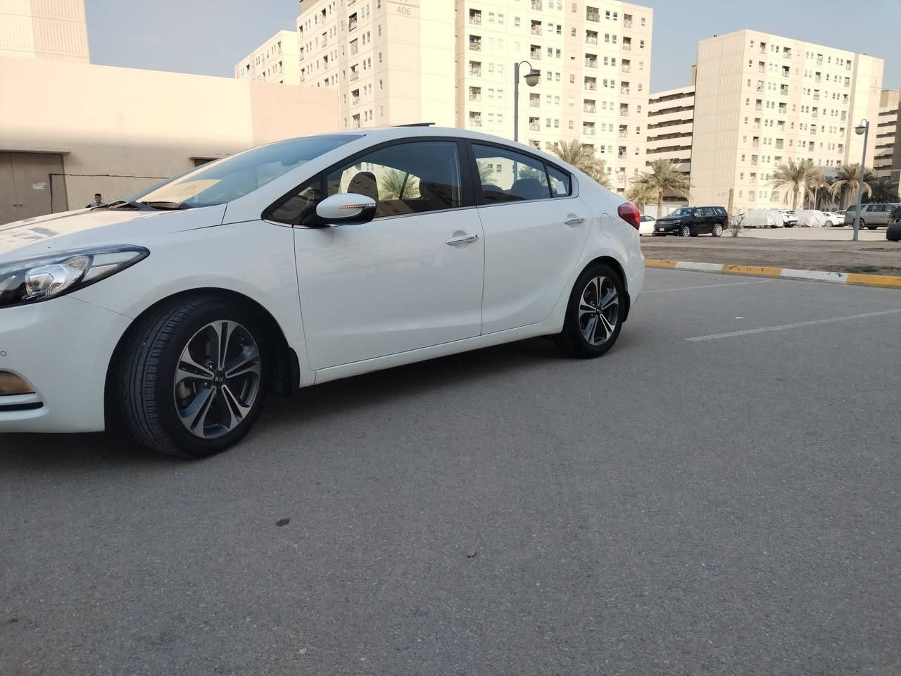 سلام عليكم للبيع كيا سيراتو موديل 2014 فول موصفات عدا بصمه رقم اربيل بأسمي سياره  مكينه 1600 دوش 
لد امامي خلفي شاشه وكامره خلفيه 
تبريد امامي خلفي مري شفط
تحكم ستيرن جهتين ثلث انضمه قيادة
خمسه ويل كب + فتحه سقف 
كير مكينه تبريد مكفولات 
سياره بيها صبغ بين الباب وجاملغ عندي صورها قبل مااصبغها 
مكان سياره بغداد مجمع بسمايه 
وسعر خاص او اتصال (***********
