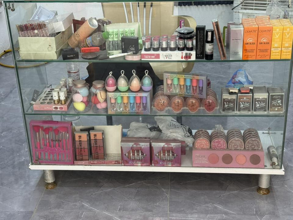 للبيع ٦ قطع فاترينات نظافتهم ١٠٠ ٪؜
مع ميز زجاج


**إذا كنت صاحب هذا الإعلان وتريد حذفه لأي سبب، رجاءا أرسل رسالة إلى الدعم الفني**